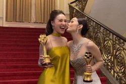 Ninh Dương Lan Ngọc và Minh Hằng hôn nhau thắm thiết ở hậu trường Lễ trao Giải Mai Vàng