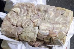 Liên tiếp phát hiện hàng tấn nội tạng động vật bẩn trên đường đi tiêu thụ
