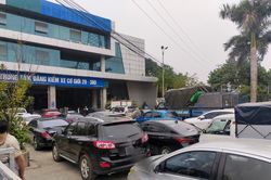Các trung tâm đăng kiểm tại Hà Nội quá tải, chủ xe xin 'lối thoát'