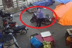 Chị gái khóa cổ rồi vứt xe giữa đường, người đàn ông ra tay 'xử đẹp' khiến dân mạng hả hê