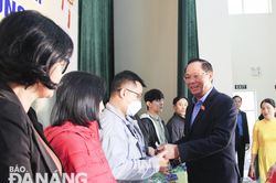 Phó Chủ tịch Quốc hội Trần Quang Phương tặng quà cho công nhân, lao động gặp khó khăn