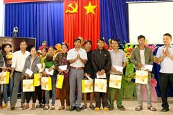 Gia Lai: Trao quà Tết cho hộ nghèo, người có uy tín tiêu biểu tại các huyện, thị xã