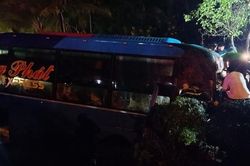 Tên trộm khống chế tài xế, giật vô lăng khiến xe giường nằm lao xuống kênh