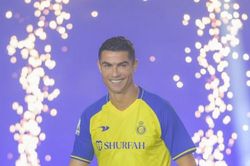 Ronaldo vớ bẫm 400 triệu euro, được Al Nassr tặng máy bay chờ đấu Messi