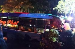 Hành khách đe dọa, giật vô lăng khiến xe khách lao xuống mương nước