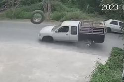 Bánh xe bán tải bay lên không trung, đâm thủng mái nhà dân ở Thái Lan