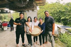 Du khách nước ngoài bất ngờ khi chứng kiến cốm gạo nổ như pháo Tết ở miền Tây