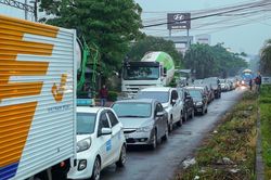Hà Nội: 11 trung tâm đăng kiểm đóng cửa, người dân xếp hàng từ nửa đêm để được 'khám xe'