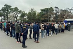 Hàng trăm người xếp hàng lấy vé trận Việt Nam - Thái Lan