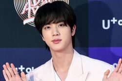 Jin BTS 'khoe dáng' người lính oai phong trong quân ngũ