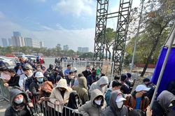 CĐV xếp hàng nhận vé trận Việt Nam - Thái Lan, vé 'chợ đen' bị hét 4,5 triệu đồng/cặp