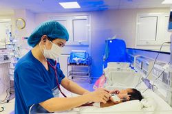Cứu sống bé gái sinh non bị thủng ruột trong thời kỳ bào thai