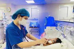 Cứu sống bé gái sinh non bị thủng ruột khi còn trong bụng mẹ