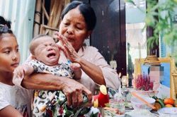 Cha bỏ, mẹ qua đời trước Tết, bà ngoại tính cho bé trai 5 tháng tuổi vì không đủ khả năng nuôi dưỡng