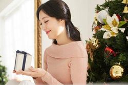 Kỉ niệm 5 năm ngày cưới, chị chồng tặng món quà khiến tôi xấu hổ