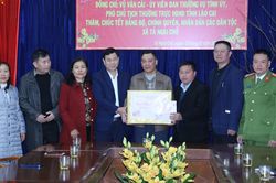 Phó Chủ tịch Thường trực HĐND tỉnh Vũ Văn Cài tặng quà tết tại xã Tả Ngài Chồ (Mường Khương)