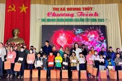 Chính trị - Xã hội An sinh xã hội Trao 200 phần quà tại chương trình 'Trẻ em vui xuân, Người già ấm tết'