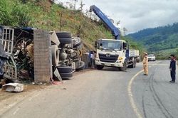 Ôtô tải lật ngang sau khi tông vào ta luy dương, 3 người tử vong
