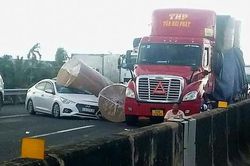 Cuộn giấy nửa tấn bất ngờ rơi từ xe đầu kéo, đè bẹp ô tô giữa cao tốc