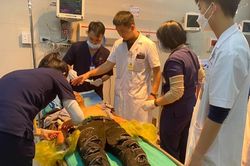 Trẻ 14 tuổi biến dạng khuôn mặt sau khi đắp lá trị bỏng