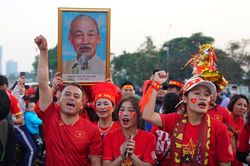 Cổ động viên mở hội trước trận Việt Nam - Thái Lan