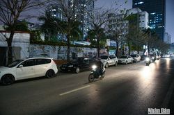 Xếp hàng xuyên đêm chờ đăng kiểm ô-tô