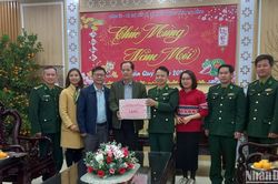 Trao báo Xuân tặng cán bộ, chiến sĩ Bộ đội Biên phòng tỉnh Cao Bằng