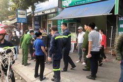Giải cứu thành công cháu bé rơi từ tầng 2 xuống khe hẹp giữa hai nhà liền kề ở TP Lào Cai