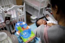 Châu Á khuyến khích sinh con
