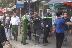 Giải cứu thành công cháu bé kẹt giữa 2 nhà xây