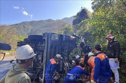 Cứu hộ thành công xe bồn chở dầu bị lật trên đèo Hải Vân