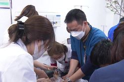 Sốt cao 3 ngày, bé 2 tháng tuổi nhập viện khẩn vì hôn mê sâu, tim ngừng đập