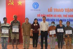 Tặng sổ BHXH, thẻ BHYT cho người dân có hoàn cảnh khó khăn