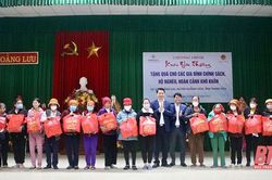 Công ty Nhiệt điện Nghi Sơn tặng quà Tết cho các gia đình chính sách, hộ nghèo, người có hoàn cảnh khó khăn