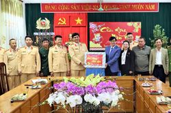 Trưởng Ban Nội chính Tỉnh ủy Chu Xuân Trường chúc tết các đơn vị, gia đình chính sách