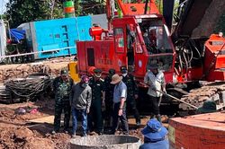 Lực lượng cứu hộ gặp khó trong việc đào đất sét cứng