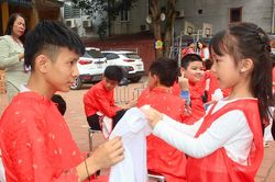Trao quà Tết cho trẻ mồ côi, tàn tật