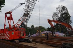 Bé trai lọt xuống trụ bê tông sâu 35m: Khó khăn khi đào đất sét cứng