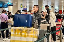 Người dân về quê đón Tết, sân bay Tân Sơn Nhất đông đúc