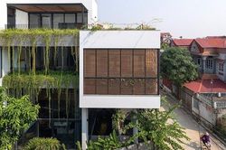 Nhà 400 m2 có vườn cây, hồ cá bên trong
