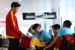 Quế Ngọc Hải xin chữ kí đồng đội, Văn Lâm gặp người quen ở sân bay