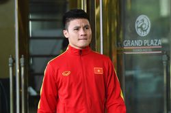 Bùi Tiến Dũng tập tễnh, Quang Hải trầm ngâm trong ngày lên đường sang Thái Lan