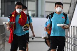 Tuyển thủ Việt Nam xách cơm hộp lên máy bay ăn khi sang Thái Lan