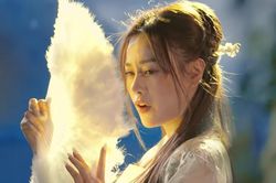 Phương Oanh bất ngờ tung MV cổ trang, vừa múa vừa hát