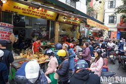 'Gà ngậm hoa hồng' đắt khách trong ngày ông Công, ông Táo