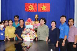 Thăm, chúc tết các trung tâm nuôi dạy trẻ mồ côi, gia đình khó khăn