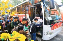 Xe tàu ngày Tết