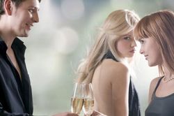 Chồng thường xuyên đi chơi với 3 cô bạn thân thiết, tôi im lặng hay 'bùng nổ'?