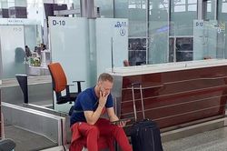Tuyển Thái rút quân, HLV Mano Polking nghiên cứu chiến thuật ngay tại sân bay