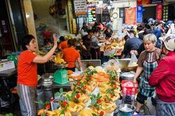 'Gà ngậm hoa hồng' tại 'chợ nhà giàu' đắt khách ngày ông Công ông Táo